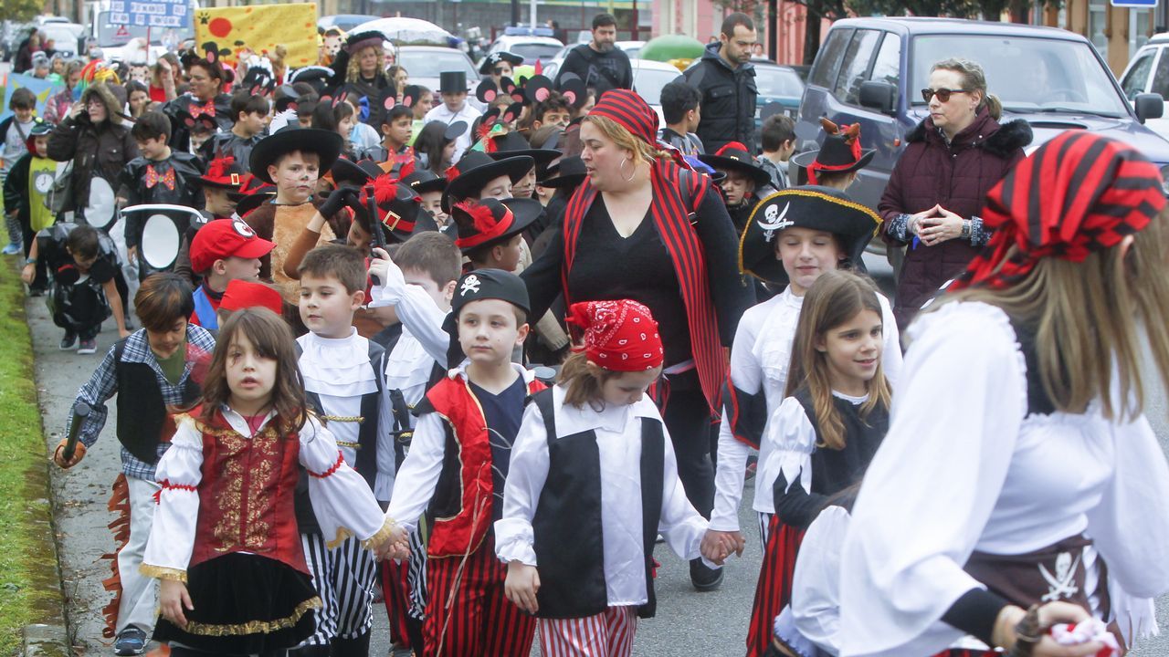 Desfile de comparsas del colegio Juan de Lángara