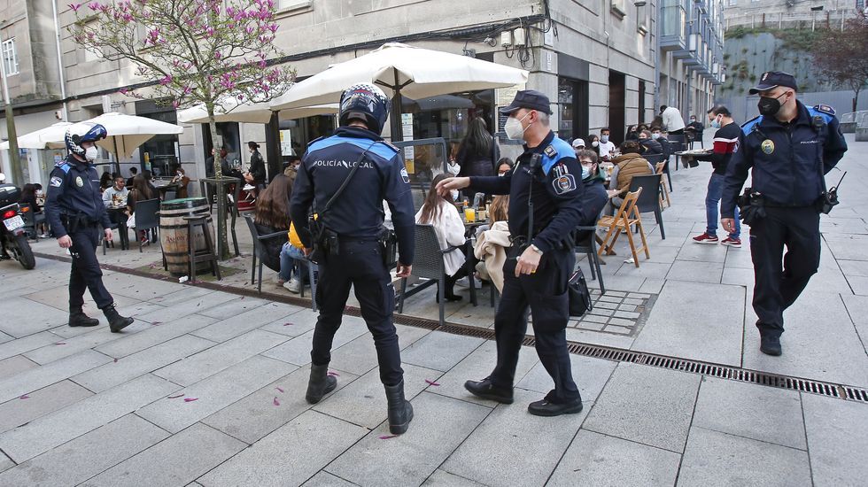 La policía controla que se cumplan las normas Covid en las terrazas