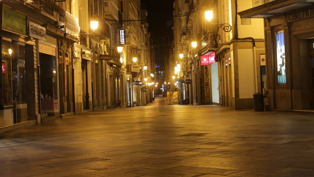 Calle Real, en A Coruña, vacía por el toque de queda.