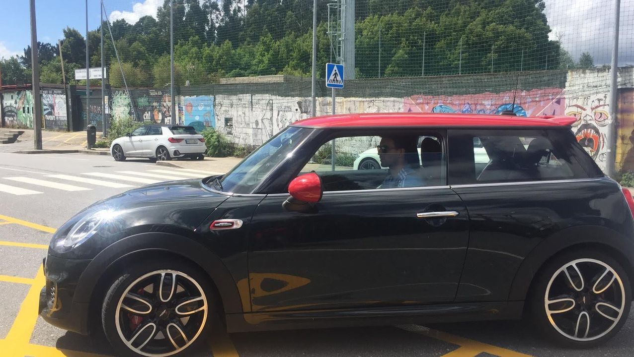 Uno de los jugadores del Celta, llegando a A Madroa a primera hora de esta mañana
