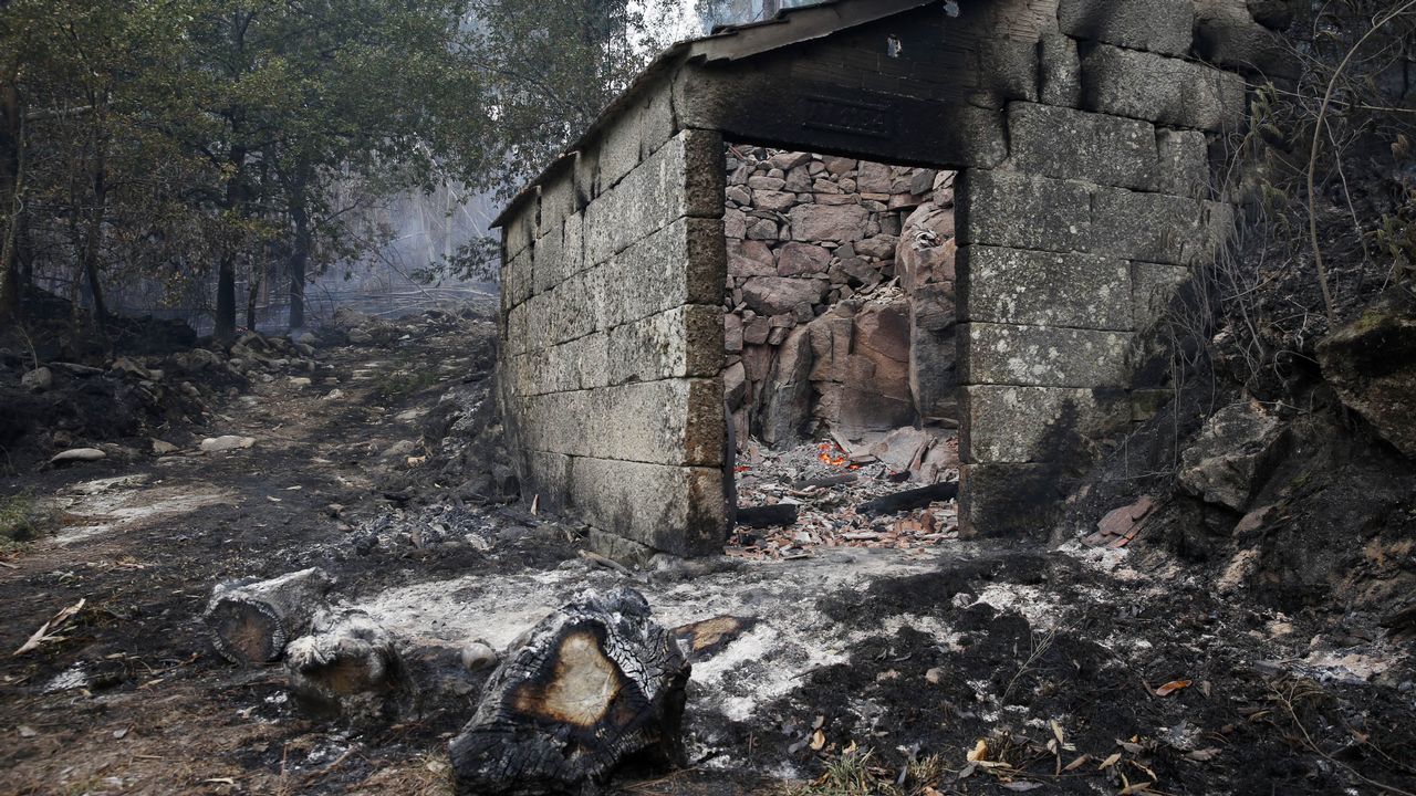 Casa quemadas en Muimenta (Carballeda de Avia) a causa del incendio forestal