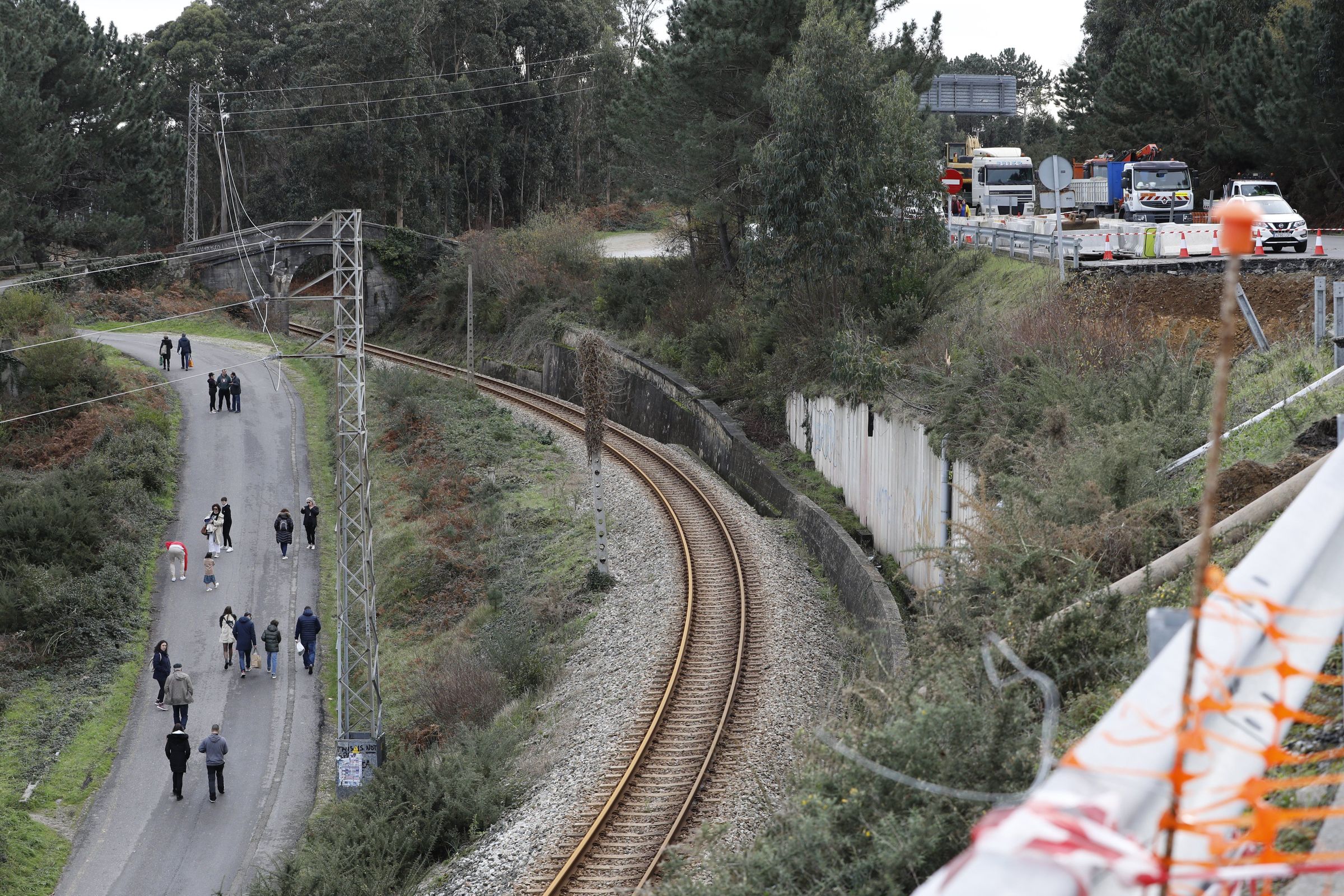 Corte da estrada N-640. Persoas deciden cami�ar e evitar dar un rodeo de hora e media por estradas secundarias para salvar unha distancia de dous kil�metros.