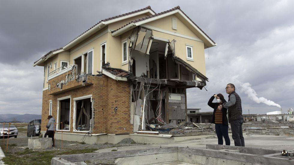 La familia Hirata visita los restos que quedan de lo que un día fue su hogar en el distrito devastado de Ukedo a unos 5 km de la central nuclear.