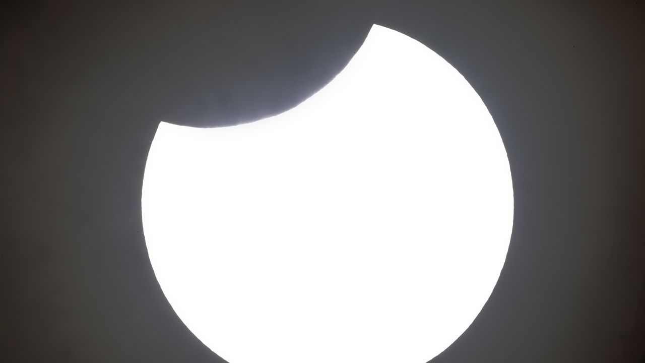 Imágenes del eclipse parcial desde Carballo