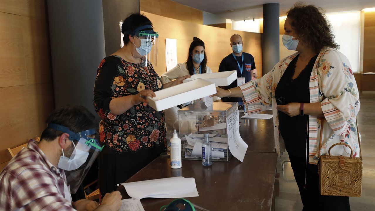 En A Mariña, algunos votaron hasta disfrazados