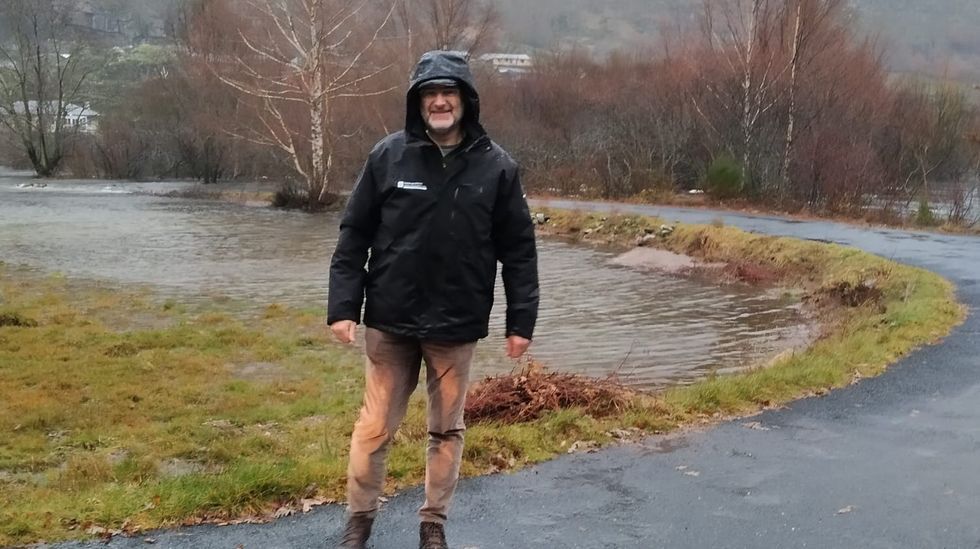 ASÍ HA CASTIGADO EL TEMPORAL A OURENSE.La crecida del río ha dejado incomunicado el pueblo de Pradorramisquedo en Viana do Bolo; el alcalde, Secundino Fernández, trató esta mañana de llegar, sin conseguirlo