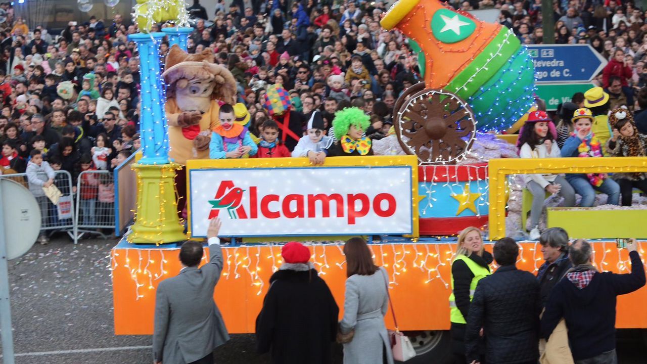 Iker Casillas (centro) y Sara Carbonero (a su izquierda), junto al exjugador del Deportivo, Adrián López (a la izquierda de la imagen), en Vigo