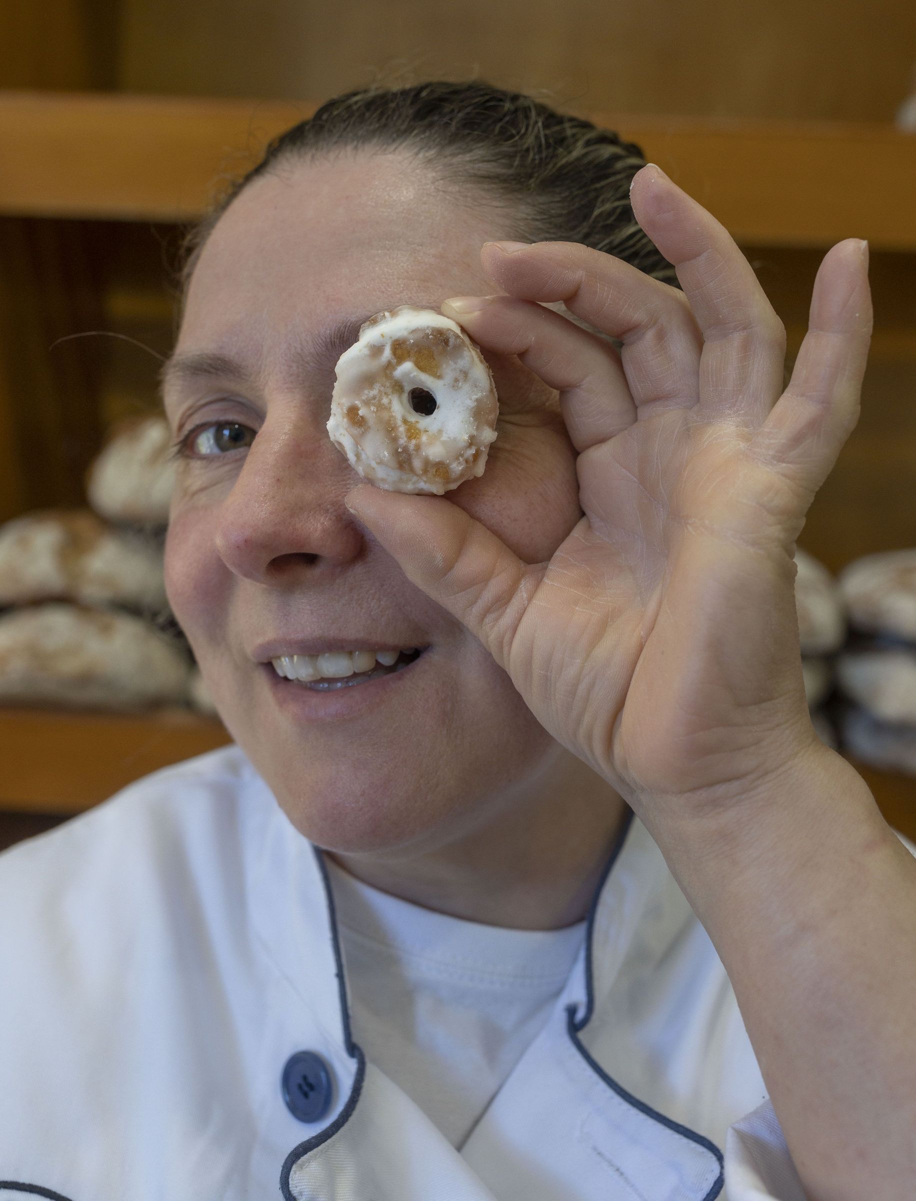 Patricia S�nchez posa cun melindre da panader�a Tahona de Melide. 18/04/2024