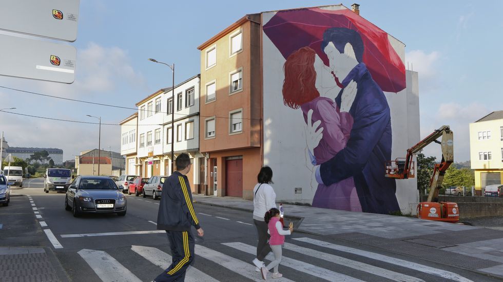 La polaca Natalia Rak interviene en la calle Vila de Negreira
