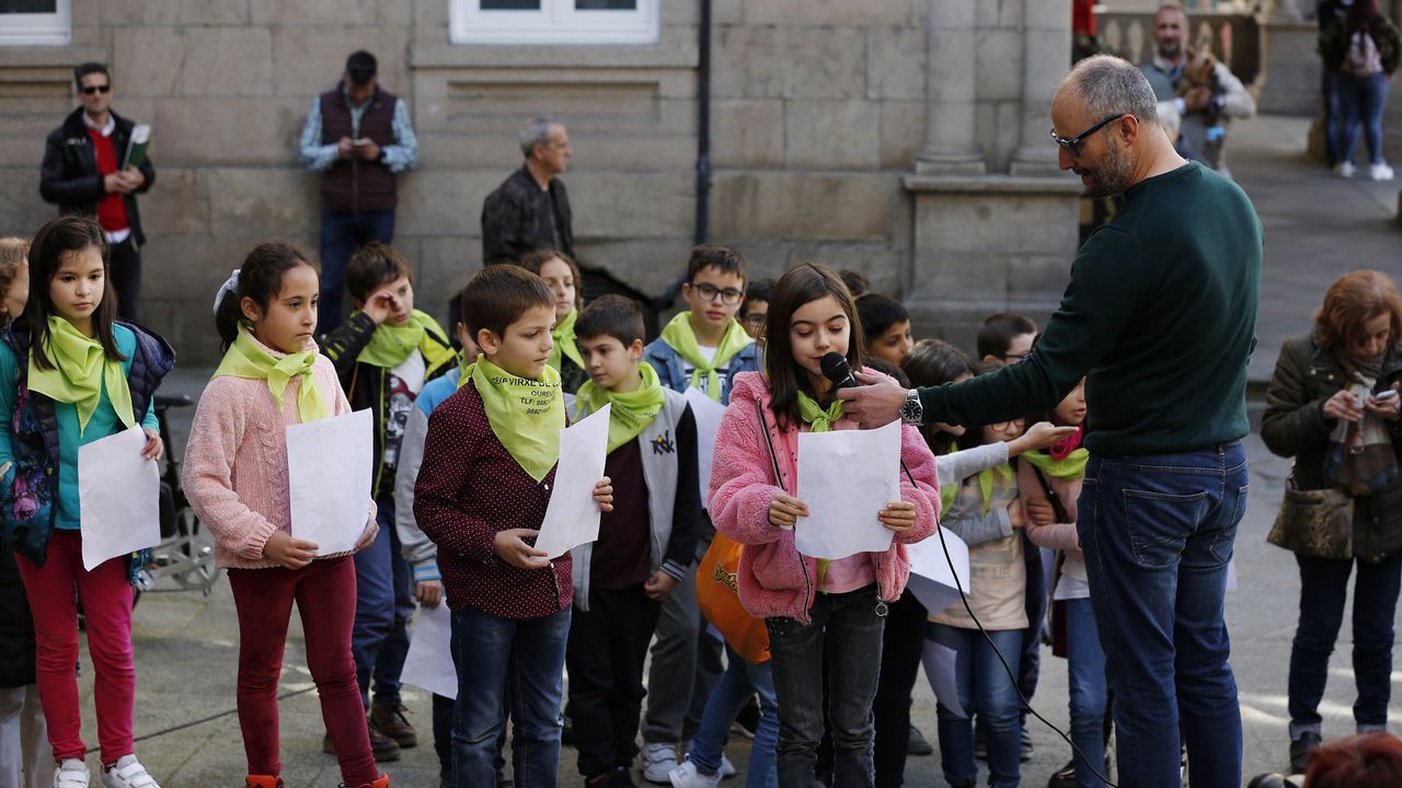 Dá da Poesía en Ourense con casi 400 alumnos en la Praza Maior y las escalinatas de Santa María Nai
