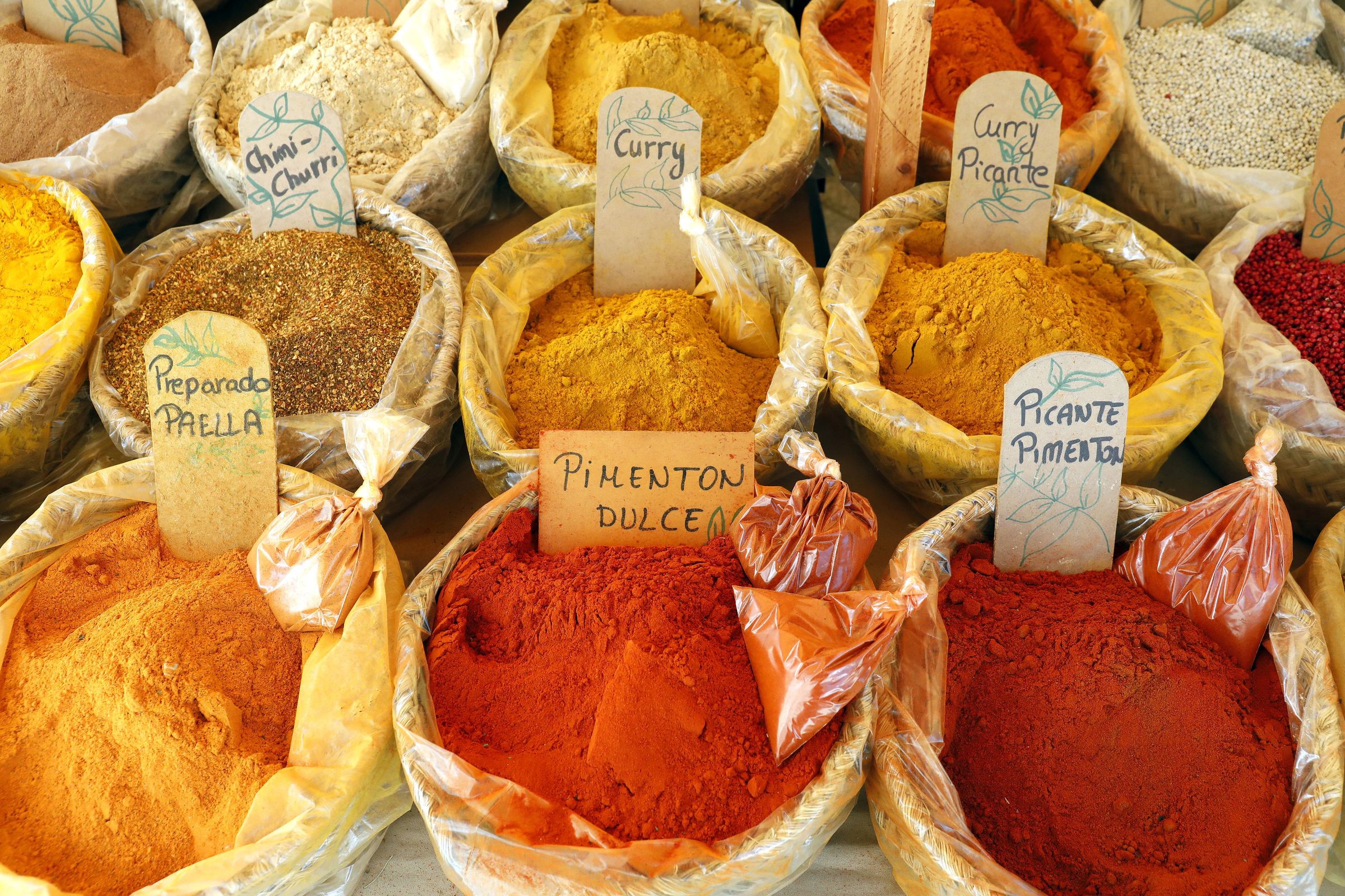 Especias a granel no mercadillo da Reconquista de Vigo. 09/04/2024