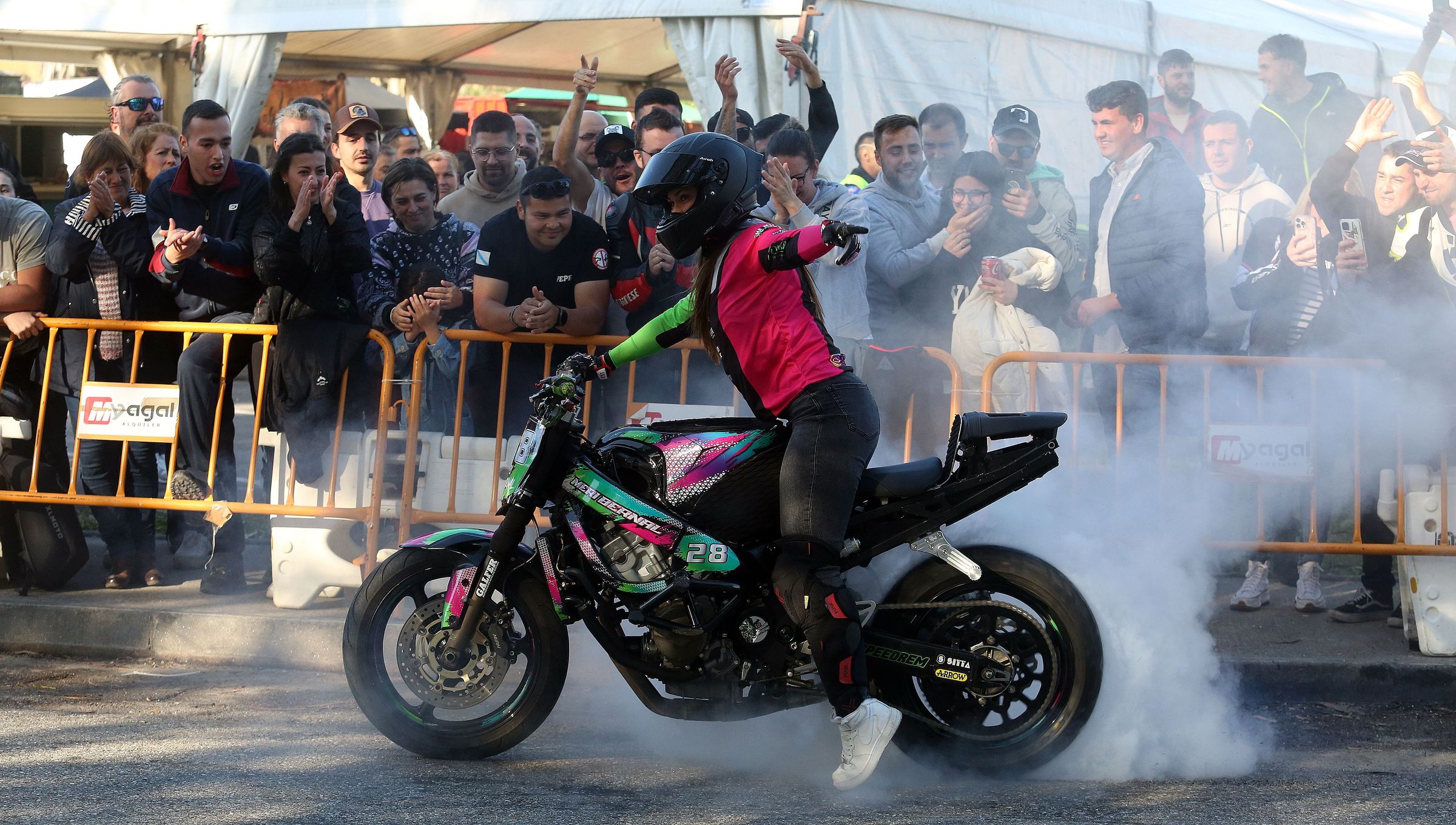 A motorista Meri Bernal fai unha demostracin de stunt na concentracin moteira Dena-Mita en Meao. 17/05/2024