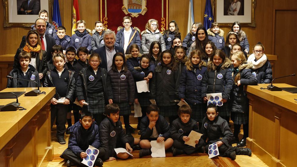 Paz Ourense .Los alumnos del colegio Miraflores celebraron el Día de la Paz en el salón de plenos del Pazo Provincial