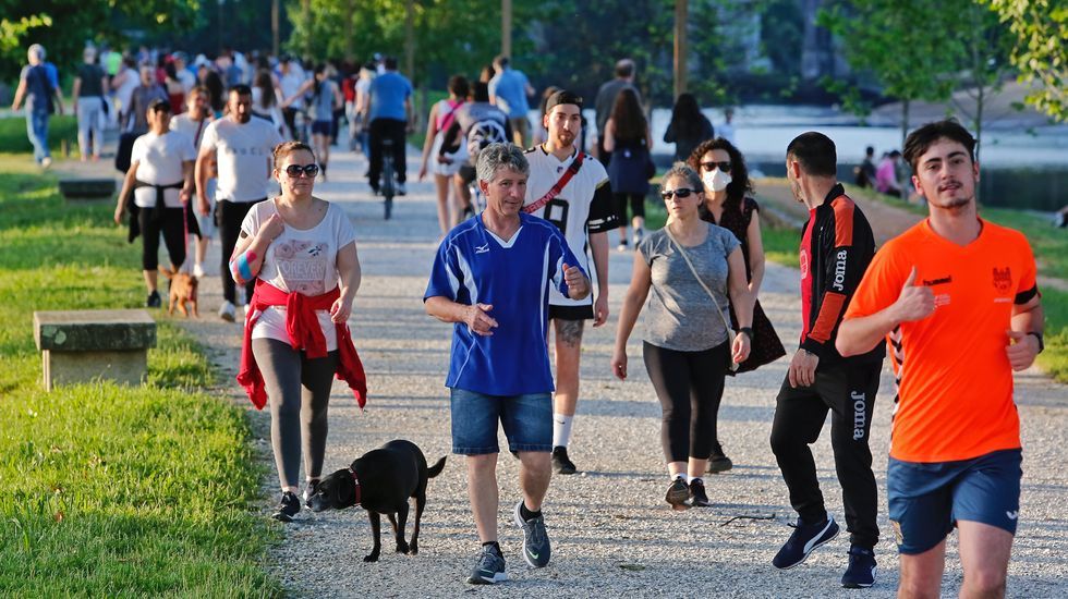 Miles de personas salen a pasear en Pontevedra en el segundo día de la desecalada