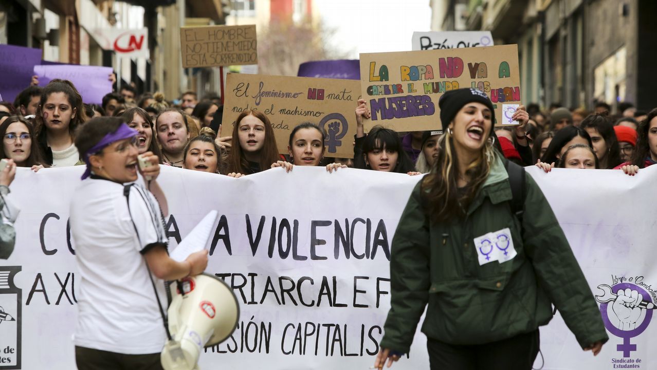 Mercedes Aranceta, farera de Prioriño Chico, en el puerto exterior de Ferrol, equipada con arnés y casco, como sube a las balizas (además de llevar la línea de vida) de cuyo mantenimiento se ocupa. 8M Día de la Mujer Trabajadora