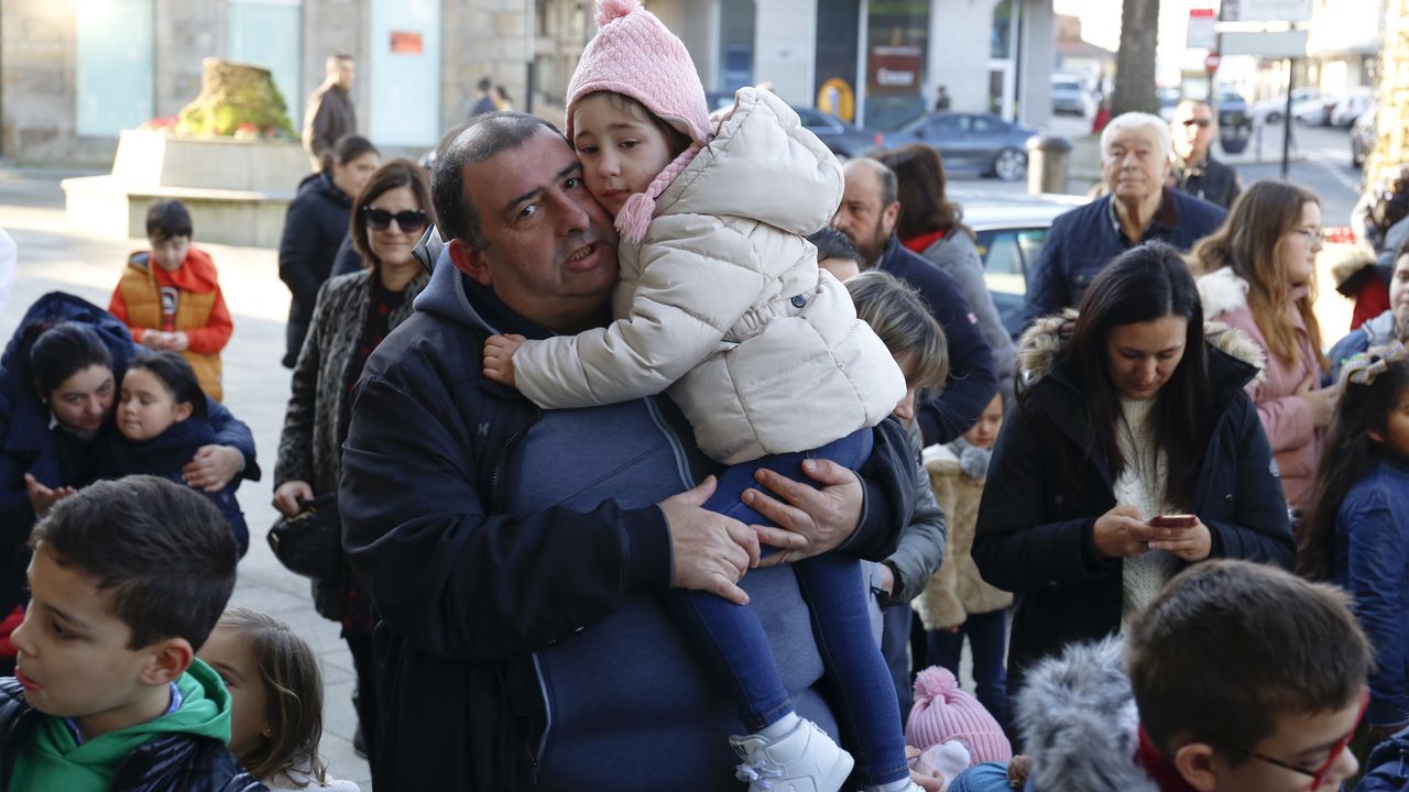 Eduardo posando con la guardia pretoriana que ha logrado que los Reyes cumplan su sueño después de una década pidiendo un ordenador