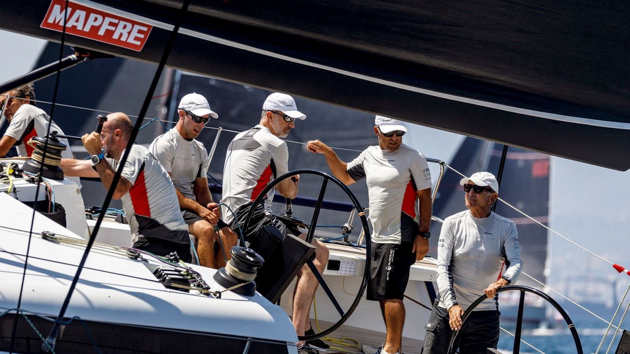 El rey Felipe, que estará al mando del Aifos 500, de la clase ClubSwan 50, llega al puerto acompañado del almirante Jaime Rodríguez Toubes