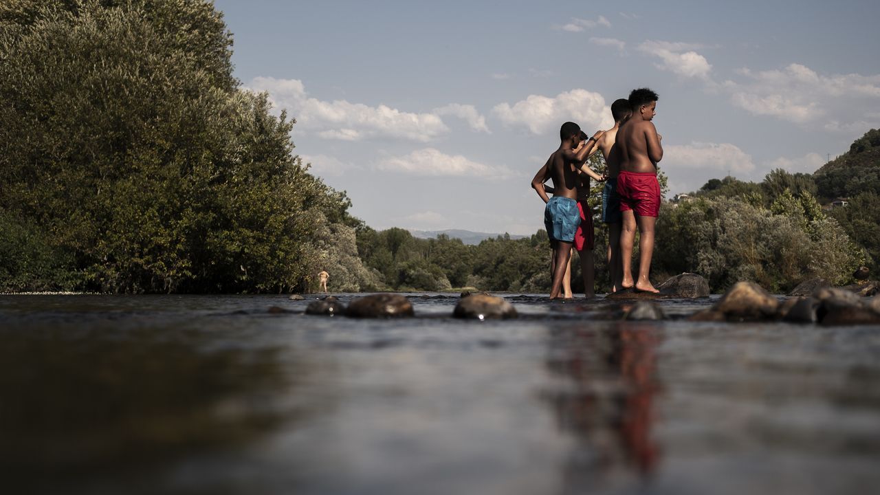 Ola de calor en Ourense.El río fue un refugio para escapar del calor en Ourense.