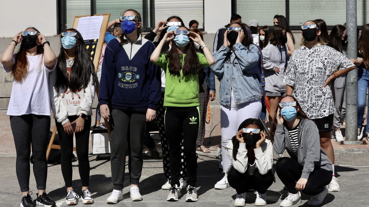 Alumnos del IES de Sar de Santiago contemplan el eclipe