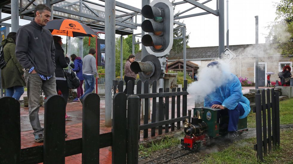 La lluvia no pudo con el puente.En el parque ferroviario Carrileiros de Foula se celebró la Xuntanza de Trens