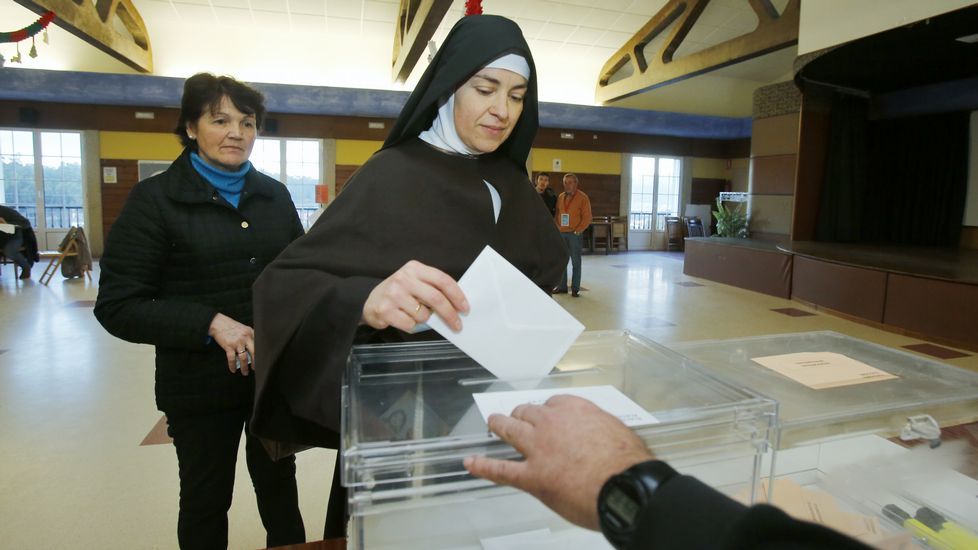 Una monja votando en un colegio electoral en Pontevedra.