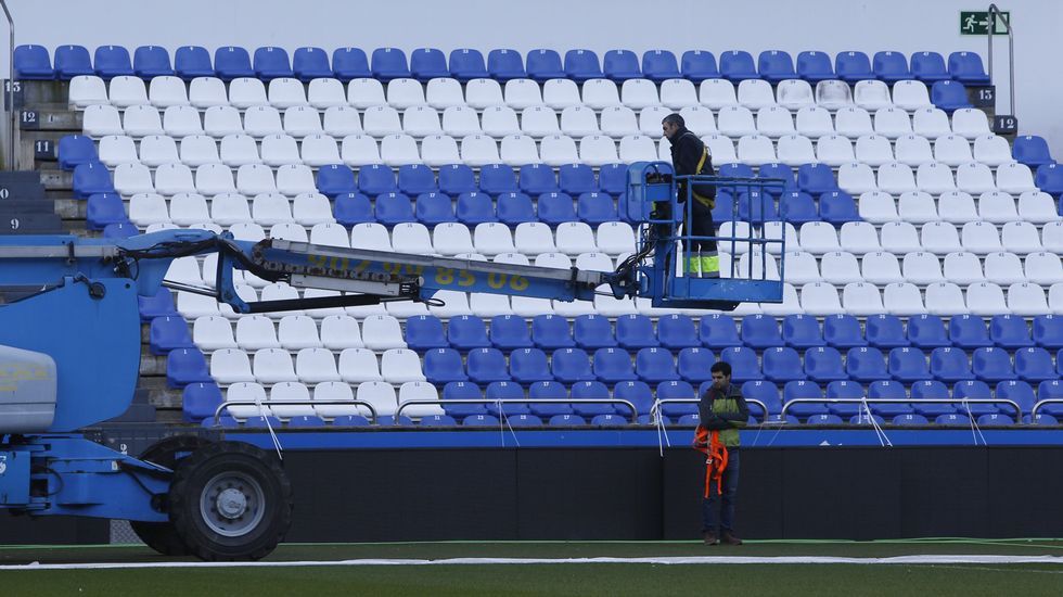 Empiezan los arreglos en la cubierta de Riazor