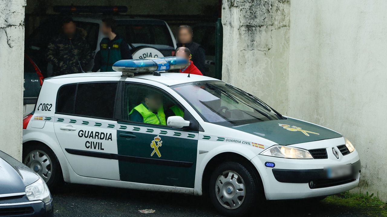 Salida del cuartel de la Guardia Civil de Padrón del sospechoso por la desaparición de Diana Quer