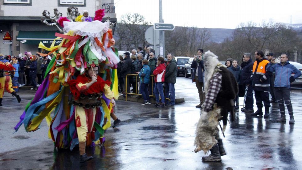 Mascarada ibérica.Cerca de 40 grupos y 800 personas participaron en la mascarada ibérica de Viana do Bolo