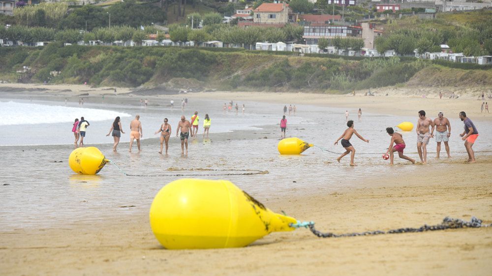 A forte oleaxe arrastra as boias  terra na praia de Montalvo. 27/08/2025