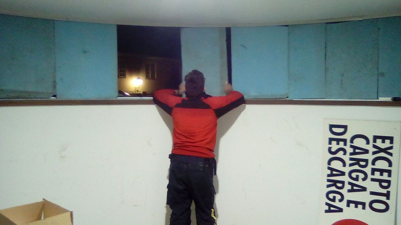 .El viento arrancó ventanas en el cuartel de la Policía Local de Mugardos