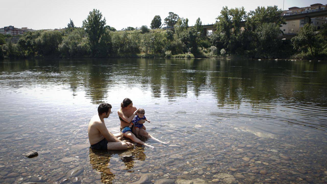 Gente bañándose en Ourense
