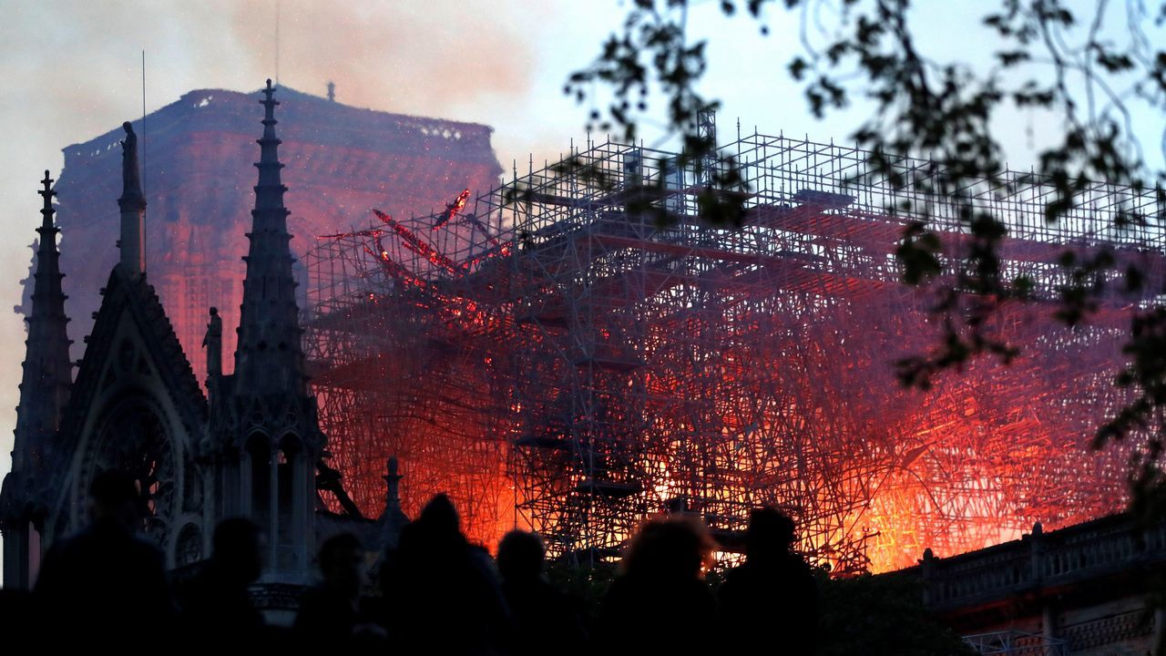 Unos bomberos dentro de la Catedral de Notre Dame