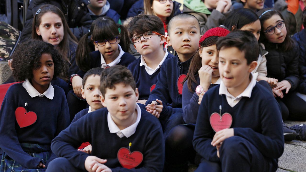 Dá da Poesía en Ourense con casi 400 alumnos en la Praza Maior y las escalinatas de Santa María Nai