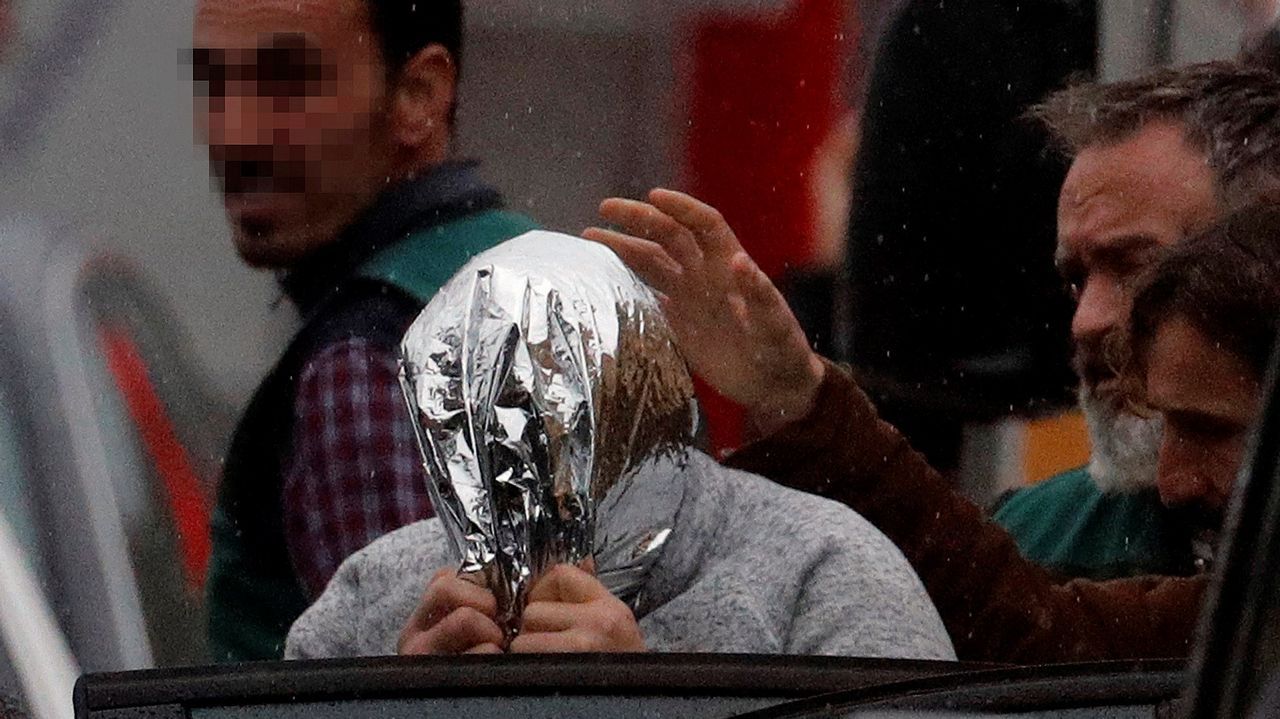 Tras el registro en la nave donde fue hallado el cuerpo de Diana Quer, José Enrique Abuín fue conducido a su casa de Outeiro, en Rianxo, para una inspección.
