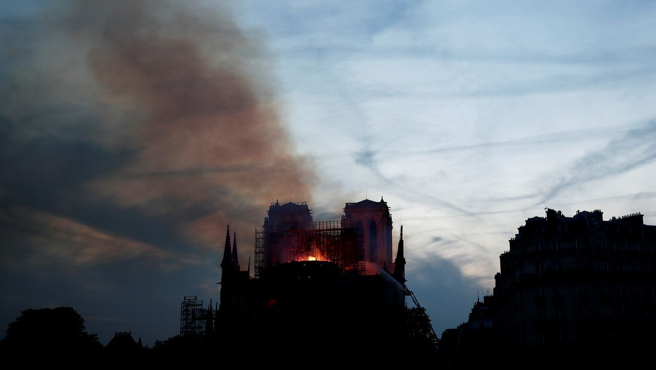 Unos bomberos dentro de la Catedral de Notre Dame