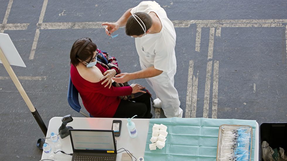 Vacunación masiva contra el Covid-19 con AstraZeneca para personas de entre 60 y 65 años en el recinto ferial de Pontevedra