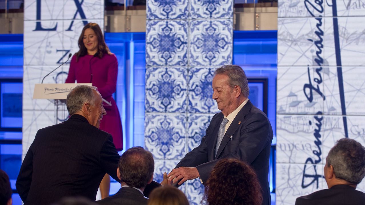Afectuoso saludo del presidente y editor de La Voz de Galicia, Santiago Rey Fernández-Latorre al premiado