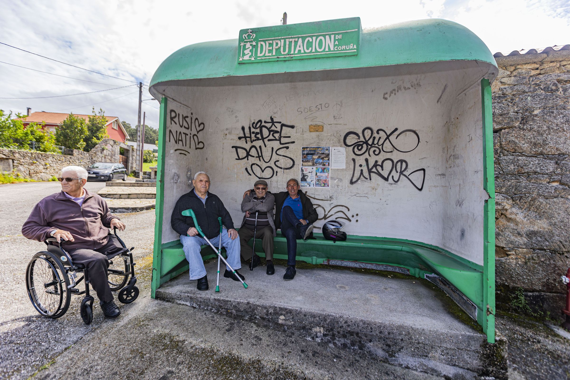 Os maiores de Soesto utilizan a vella marquesina tatuada de grafitis para socializar. 21/05/2024