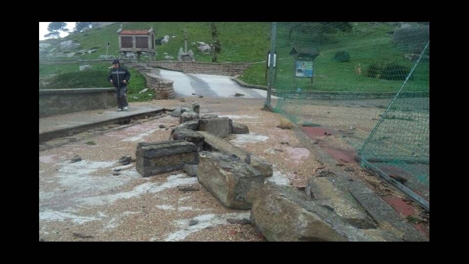 Destrozos en el paseo de A Concheira, donde la fuerza del mar tiró parte del muro y dañó una pista de fútbol sala