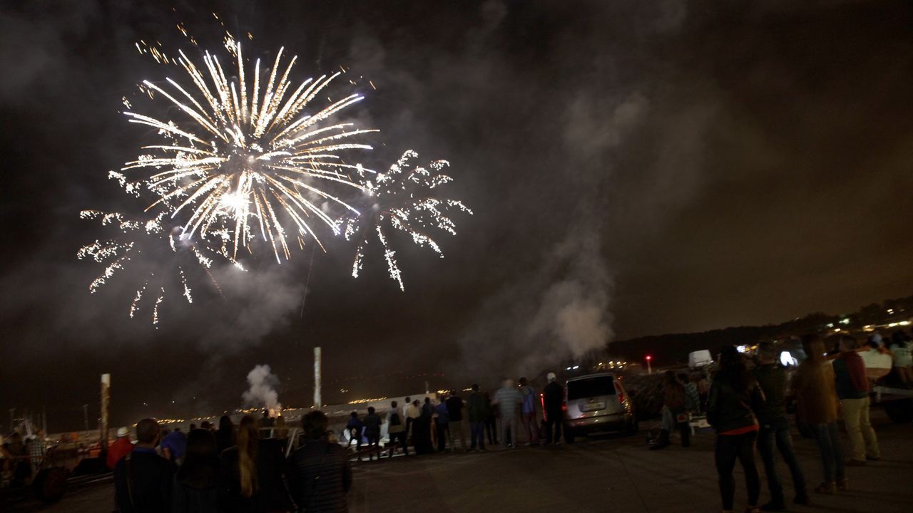 FIESTAS DEL CARMEN DE PORTO DO SON, ÚLTIMO DÍA. FIESTA DEL AGUA Y FUEGOS ARTIFICIALES.