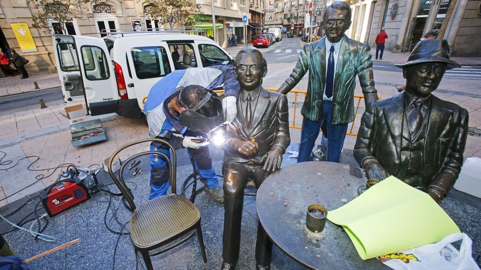 Reposición del brazo de la escultura de Paz Andrade