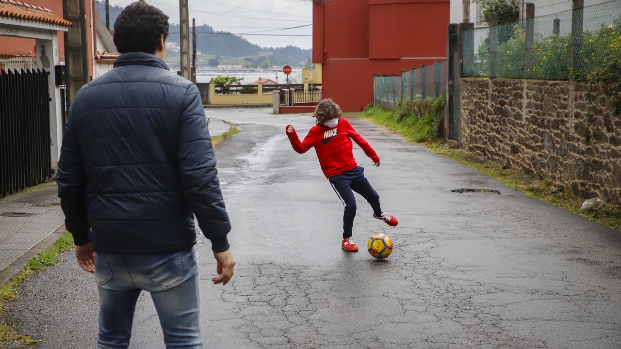 El primer paseo de los niños de Barbanza, en imágenes.Los viandantes regresaron al paseo de Coroso