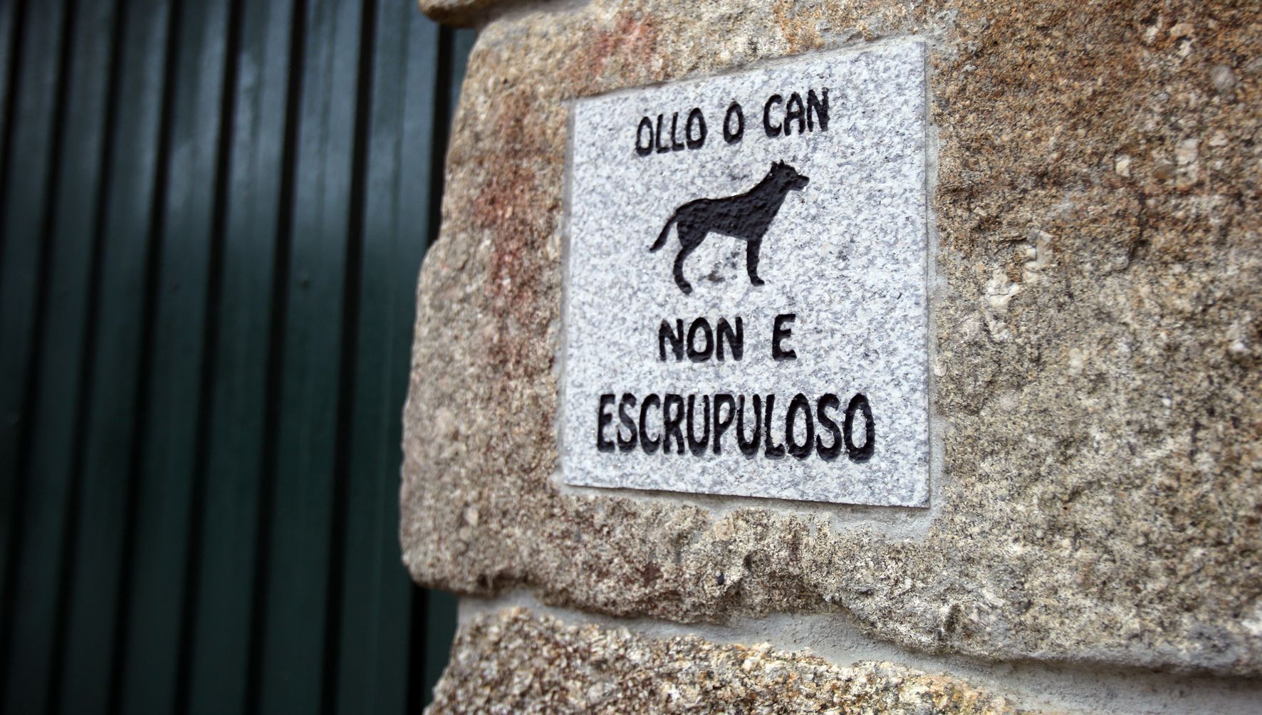 Curioso xeito de avisar do��perigo� nunha vivenda de Vilanova. 30/04/2024