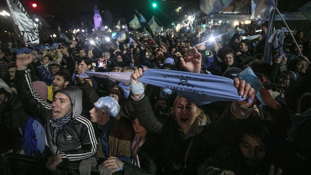 .Activistas en contra de la legalización del aborto celebran la decisión del Senado