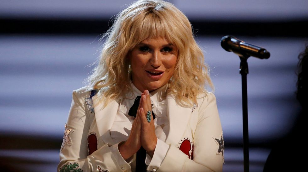Kesha interpretó «It Ain't Me Babe»