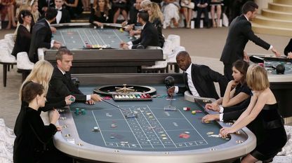 Las actrices Kristen Stewart y Lily-Rose Depp, y la modelo Lara Stone también participaron en la recreación del casino