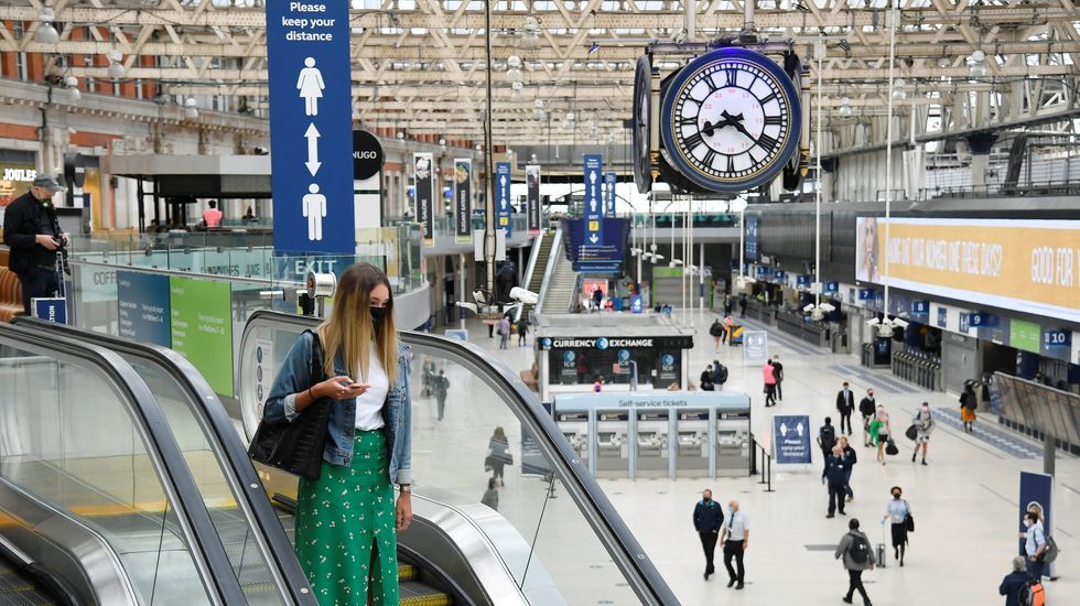 Pasajeros durante la hora punta de la mañana en la estación de Waterloo en Londres