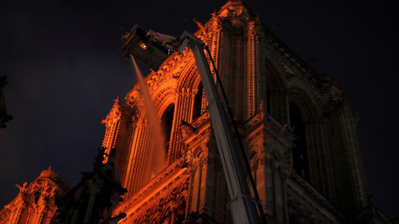 Unos bomberos dentro de la Catedral de Notre Dame
