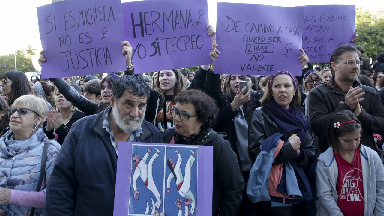Carteles de protesta en el Obelisco, en A Coruña