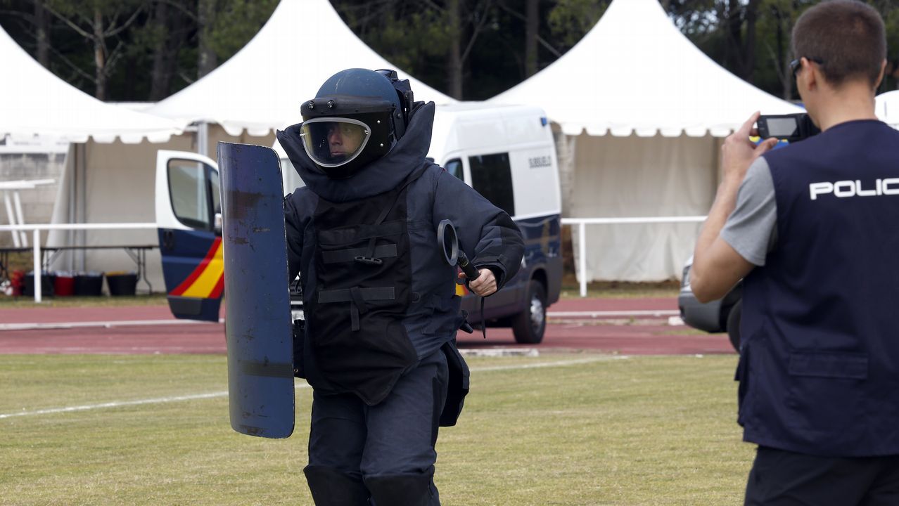 Exhibicion de la Policía Nacional para los escolares de Ribeira con helicoptero, caballería, perros de rastreo